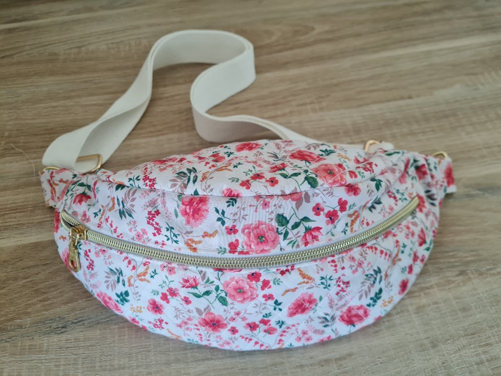 Sac banane 1 poche
- Choix du tissu coton fleurs
- Matelassé
- Fermeture éclair doré
- Sangle blanche