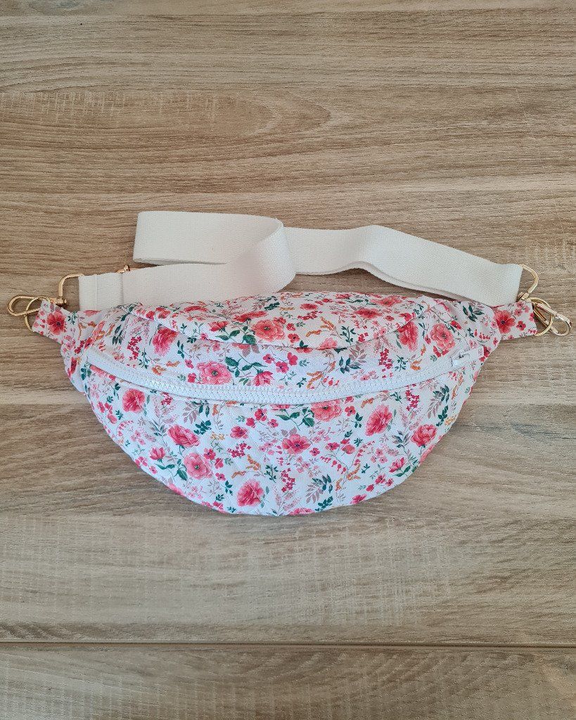 Sac banane 1 poche
- Choix du tissu coton fleurs
- Matelassé
- Fermeture éclair blanche
- Sangle blanche