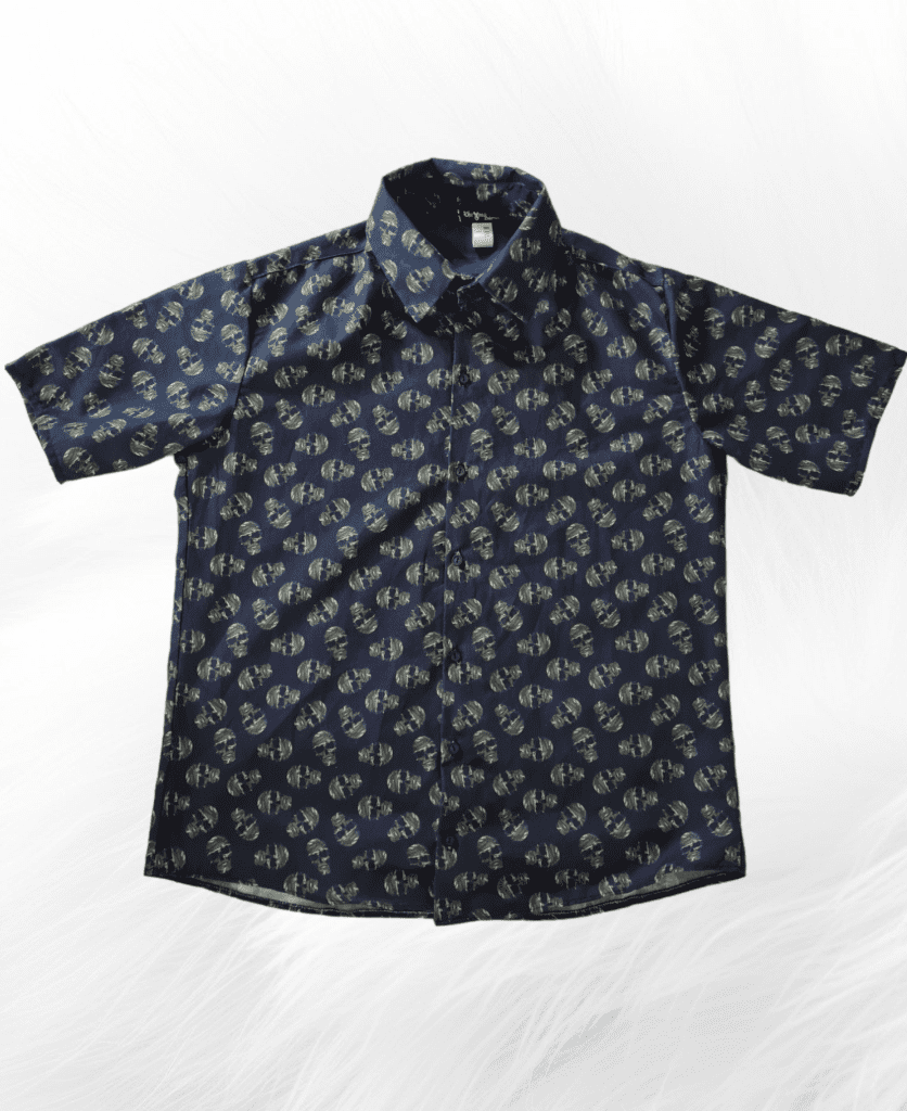 La chemise Nino version manches courtes
Choix du tissu: Popeline de coton Têtes de mort
Pour un adolescent
Taille 17 ans (M)