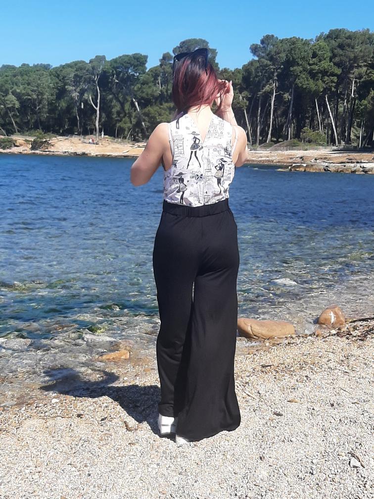 Combinaison Flora avec choix des tissus:
- Moi Paris pour le haut
- Viscose noire unie pour le bas
Taille 17/18 ans (M)